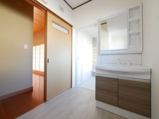 【独立洗面台】 | 甲斐市竜王 内外装一新 平成12年築中古戸建 敷地広々88坪 | 洗面台も新品交換済み　洗濯機置き場もございます。