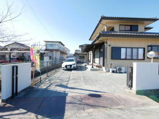 【その他】 | 甲斐市竜王 内外装一新 平成12年築中古戸建 敷地広々88坪 | 駐車スペースは3台分
