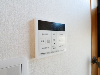 【発電・温水設備】 | 甲斐市竜王 内外装一新 平成12年築中古戸建 敷地広々88坪 | ガス給湯器スイッチ