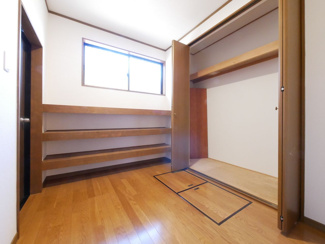 【収納】 | 甲斐市竜王 内外装一新 平成12年築中古戸建 敷地広々88坪 | 1階3帖の納戸　御勝手口付