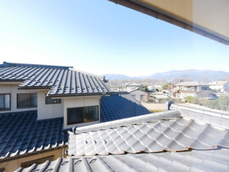 【バルコニー】 | 甲斐市竜王 内外装一新 平成12年築中古戸建 敷地広々88坪 | 2階より南西側を望む