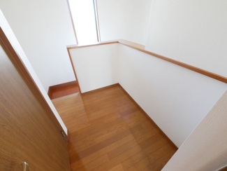 【内装】 | 甲斐市竜王 内外装一新 平成12年築中古戸建 敷地広々88坪 | 2階階段付近