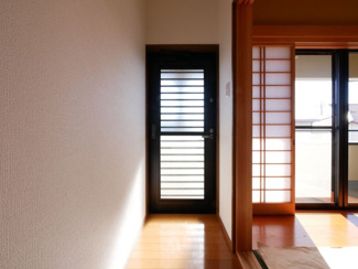 【その他】 | 甲斐市竜王 内外装一新 平成12年築中古戸建 敷地広々88坪 | 2階廊下からバルコニーへのアクセス可能