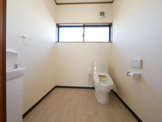 【トイレ】 | 甲斐市竜王 内外装一新 平成12年築中古戸建 敷地広々88坪 | 広々としたトイレ　新品交換済みです。