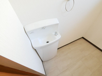 【トイレ】 | 甲斐市竜王 内外装一新 平成12年築中古戸建 敷地広々88坪 | トイレ内の手洗い器