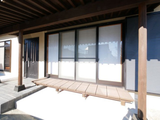 【その他】 | 甲斐市竜王 内外装一新 平成12年築中古戸建 敷地広々88坪 | リビング前の縁側