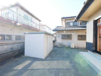 【庭】 | 甲斐市竜王 内外装一新 平成12年築中古戸建 敷地広々88坪 | 物置付き