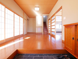 【前面道路含む現地写真】 | 甲斐市竜王 内外装一新 平成12年築中古戸建 敷地広々88坪 | 建物北側より撮影　建物北側は隣地通路