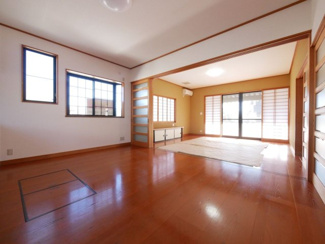 【居間・リビング】 | 甲斐市竜王 内外装一新 平成12年築中古戸建 敷地広々88坪 | とても明るいリビング・ダイニング　リフォーム済みで大変綺麗です。