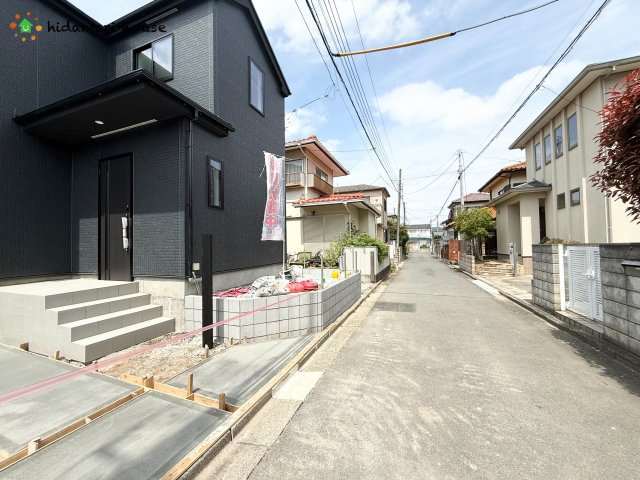 桶川市下日出谷13期　新築戸建　グラファーレ01の前面道路含む現地写真