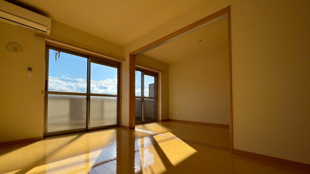 ロンド・ボヌールの居間・リビング|※反転タイプの間取となります。