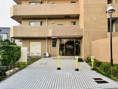 【エントランス】 | コスモ金町ガーデンコート | 【エントランス】マンションのエントランスは、その物件の印象を決める、顔とも言える場所です。毎日通る場所ですからきれいなのが一番です。