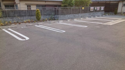 【駐車場】 | オリーブビレッジ上野山Ⅱ | 車をお持ちの方に嬉しい駐車場付きの物件です