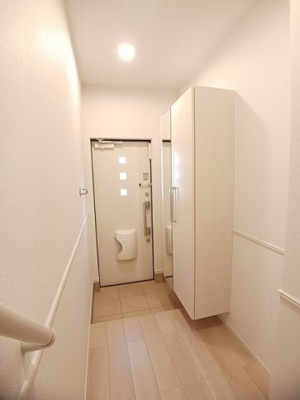 【玄関】 | カサ・ファミリアⅠ | 明るい玄関です