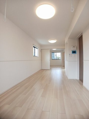 【居間・リビング】 | カサ・ファミリアⅠ | ゆったり過ごせる居間です