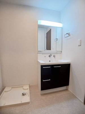 【洗面所】 | カサ・ファミリアⅠ | スペースが確保できる洗面所です