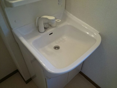 【洗面所】 | シャン・ド・フル－ルⅠ番館 | ゆったりとスペースのある洗面所