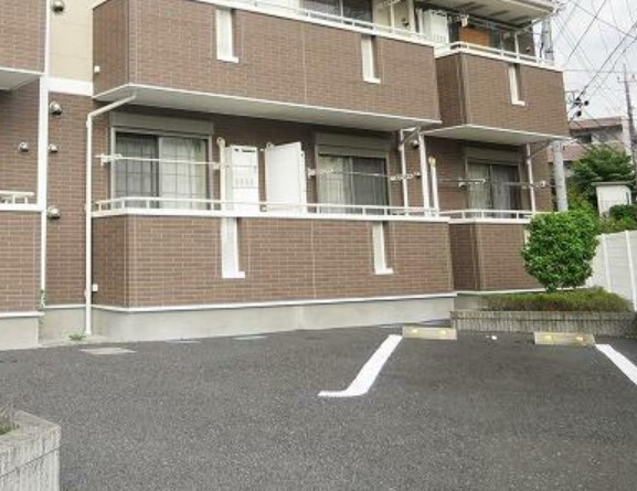稲城市百村のアパートの駐車場