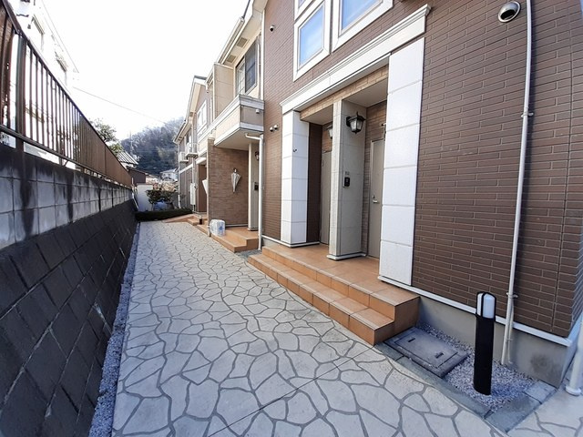 稲城市百村のアパートのエントランス