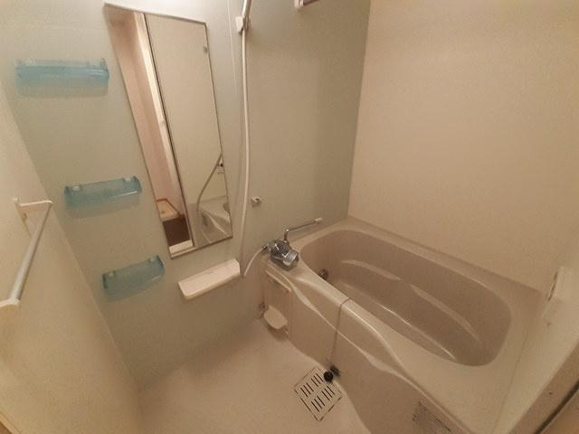 稲城市百村のアパートの浴室