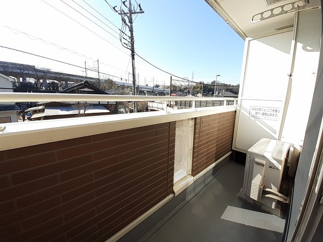 稲城市百村のアパートのバルコニー