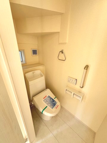 【内装】 | 福岡市南区屋形原1丁目　2号棟（全2棟）【仲介手数料無料・0円】 | 施工例。1階のトイレです。施工例は完成時と異なる場合があります。