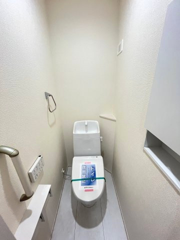 【内装】 | 福岡市南区屋形原1丁目　2号棟（全2棟）【仲介手数料無料・0円】 | 施工例。2階にもトイレです。施工例は完成時と異なる場合があります。