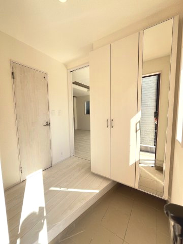 【玄関】 | 福岡市南区屋形原1丁目　2号棟（全2棟）【仲介手数料無料・0円】 | 施工例。施工例は完成時と異なる場合があります。