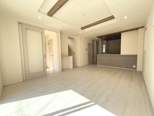 【内装】 | 福岡市南区屋形原1丁目　2号棟（全2棟）【仲介手数料無料・0円】 | 施工例。リビングです。施工例は完成時と異なる場合があります。