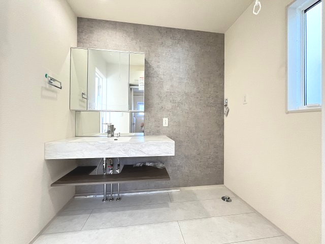 【洗面所】 | 福岡市南区屋形原1丁目　2号棟（全2棟）【仲介手数料無料・0円】 | 施工例。施工例は完成時と異なる場合があります。