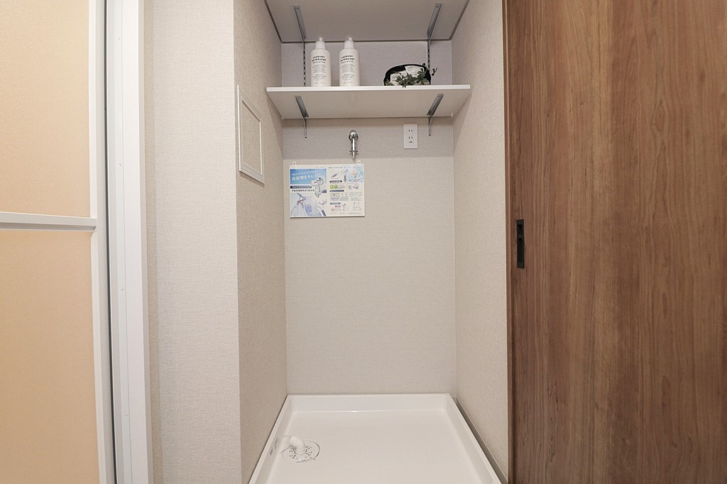 ディアステージ西宮ブライタスの脱衣所|洗濯機の上に棚が付いております。ご内覧の際はメジャーをお持ちいただくと、実生活のイメージがしやすいです。
