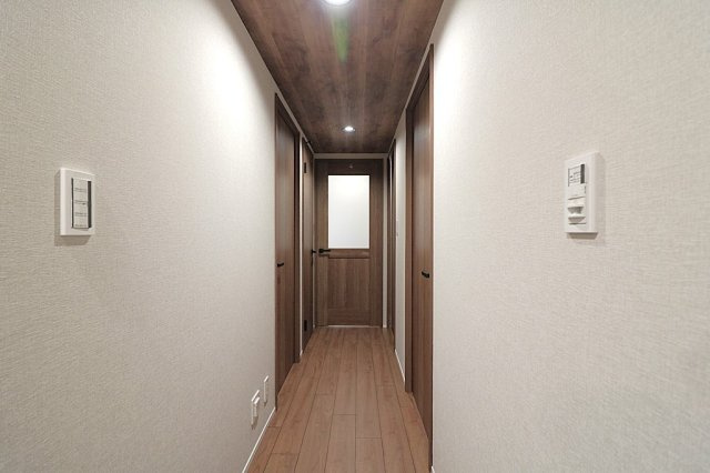 ディアステージ西宮ブライタスの内装|廊下のライトはホコリがたまりにくい形となっております。お掃除や取替えが簡単なので、家事の時短に繋がります。