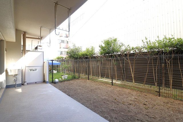 ディアステージ西宮ブライタスの庭|テラスと専用庭です。南向きのため明るく、暖かな日差しが差し込みます。夏場は子供用のプールで遊ぶこともできます。