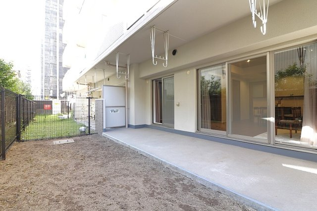 ディアステージ西宮ブライタスの庭|広い専用庭では、ガーデニングや家庭菜園などの趣味も楽しめます。また大きめの洗濯物が干しやすいのも良いところですね。