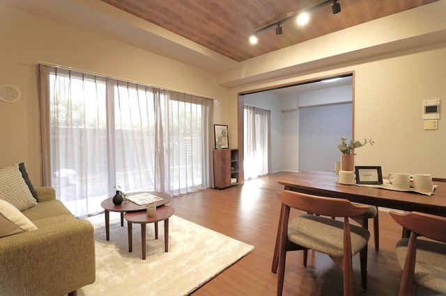 ディアステージ西宮ブライタスの居間・リビング|隣接している居室とつなげると、さらに広々としたリビングになります。ご家族のライフスタイルに合わせて柔軟にお使いいただけます。