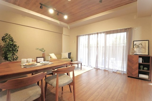 ディアステージ西宮ブライタスの居間・リビング|リビングは南向きのため、日中は明るい日光が確保できます。電気をつけなくても明るいため、節電につながります。