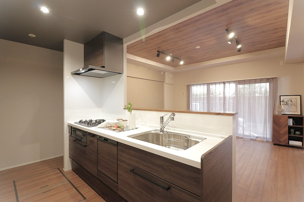 ディアステージ西宮ブライタスのキッチン|2025年9月に新調したキッチンです。浄水器と食洗機が付いているため、健康的で、かつ家事の時短に繋がります。