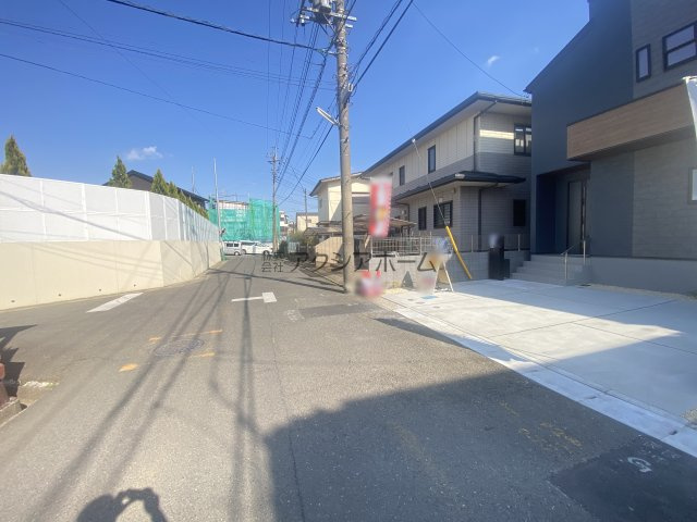 所沢市下安松・全2棟　新築一戸建　2号棟　～LDK18帖～の前面道路含む現地写真