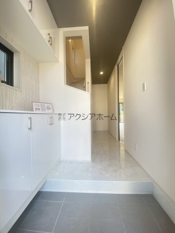 所沢市下安松・全2棟　新築一戸建　2号棟　～LDK18帖～の玄関
