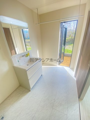 所沢市下安松・全2棟　新築一戸建　2号棟　～LDK18帖～の独立洗面台|シャンプードレッサー付洗面化粧台