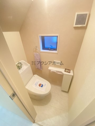 所沢市下安松・全2棟　新築一戸建　2号棟　～LDK18帖～のトイレ|温水洗浄機能付