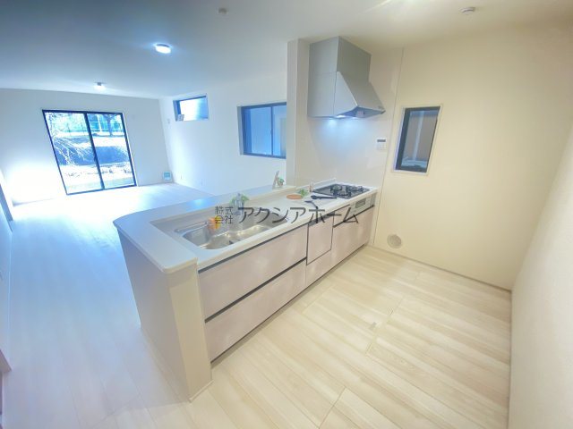 所沢市下安松・全2棟　新築一戸建　2号棟　～LDK18帖～のキッチン|リビングが見渡せる対面式キッチン