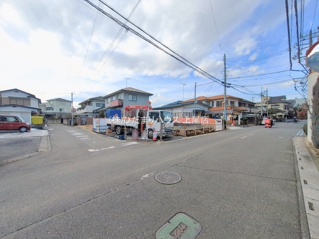 桶川市泉2丁目　新築戸建　ブルーミング01の前面道路含む現地写真
