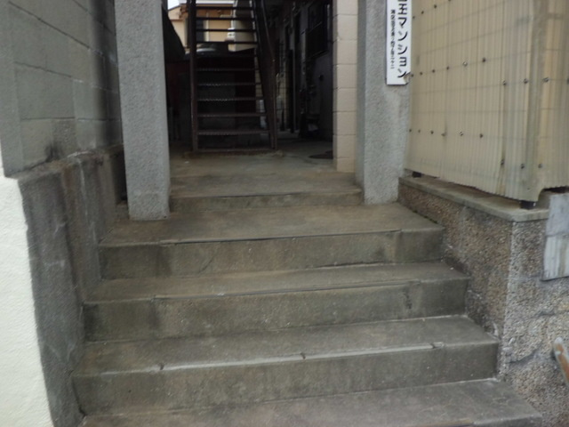 国玉マンションのエントランス