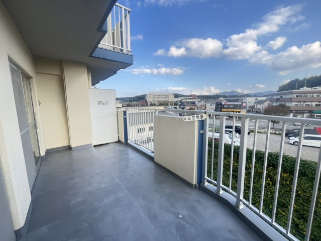 マルヤマハイツのバルコニー|暖かな日差しのふりそそぐバルコニー