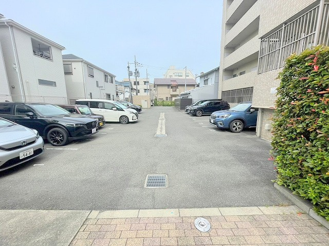 ESTABLE K.W.Nの駐車場