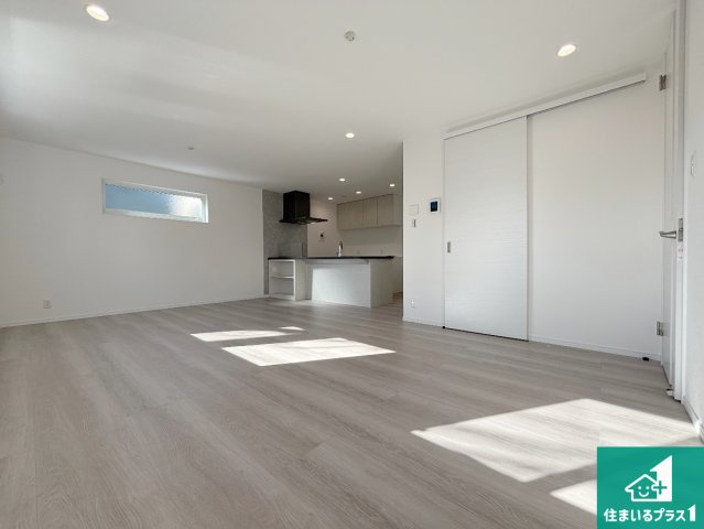 神戸市垂水区塩屋台　新築一戸建ての居間・リビング|日当たり良好の明るいリビングで朝の目覚めもスッキリできそう！対面キッチンでご家族のコミュニケーションも自然と増える設計！小さなお子様が遊ぶスペースを作っても広々とくつろげるLDK！