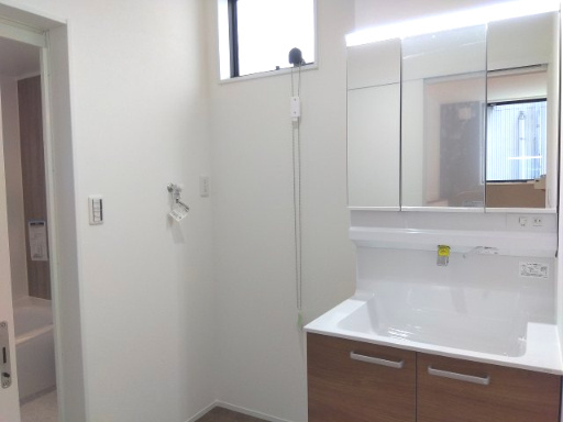 ☆NEW　PRICE☆未入居戸建　静岡市清水区大沢町の独立洗面台|三面鏡の洗面台はたくさん収納できます。