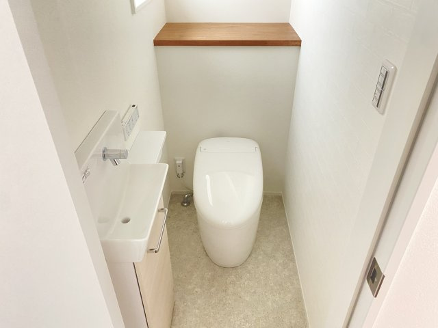 ☆NEW　PRICE☆未入居戸建　静岡市清水区大沢町のトイレ|手洗い場付きのトイレです。