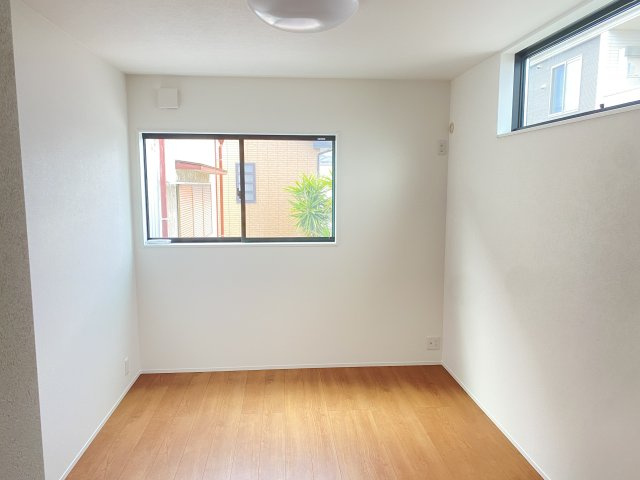 ☆NEW　PRICE☆未入居戸建　静岡市清水区大沢町の洋室|光を取り込む高い位置の窓です。